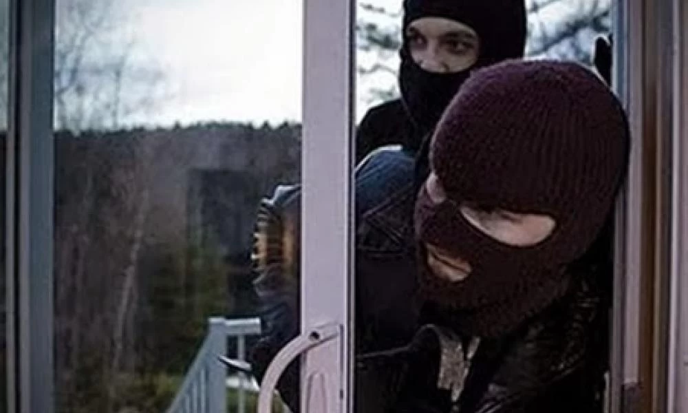 Κτυπούσε ο συναγερμός, φώναζαν οι γείτονες και οι ληστές έκαναν τη δουλειά τους!